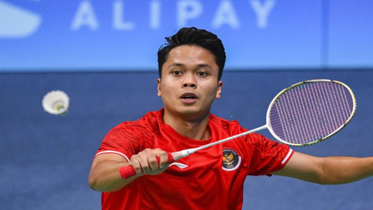 Arsip - Pebulu tangkis tunggal putra Indonesia Anthony Sinisuka Ginting mengembalikan kok ke arah lawannya asal China Li Shifeng pada babak perempatfinal Asian Games 2022 di Binjiang Gymnasium, Hangzhou, China, Kamis (5/10/2023). Ginting gagal melaju ke semifinal usai kalah dengan skor 13-21, 17-21. ANTARA FOTO/M Risyal Hidayat/YU (ANTARA FOTO/M RISYAL HIDAYAT)
