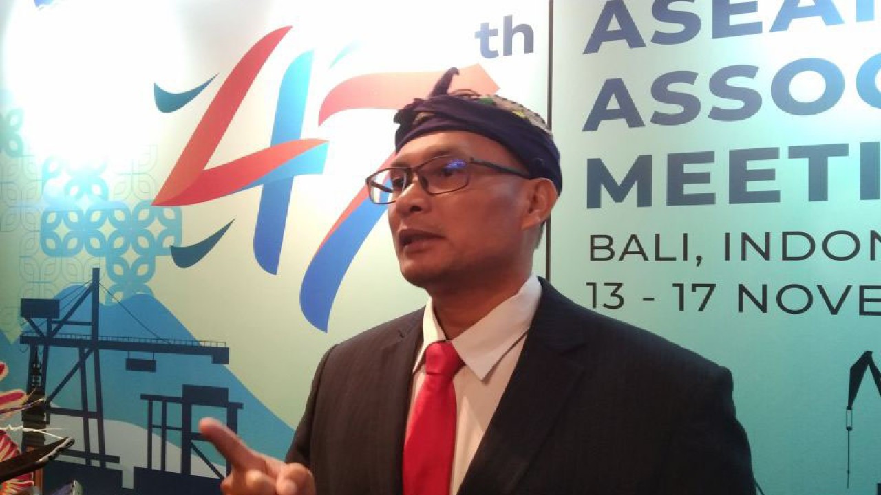 Direktur Jenderal Perhubungan Laut Kemenhub Antoni Arif Priadi diwawancarai wartawan di sela Pertemuan Asosiasi Pelabuhan ASEAN (APA) ke-47 di Kuta, Kabupaten Badung, Bali, Selasa (14/11/2023). ANTARA/Dewa Ketut Sudiarta Wiguna