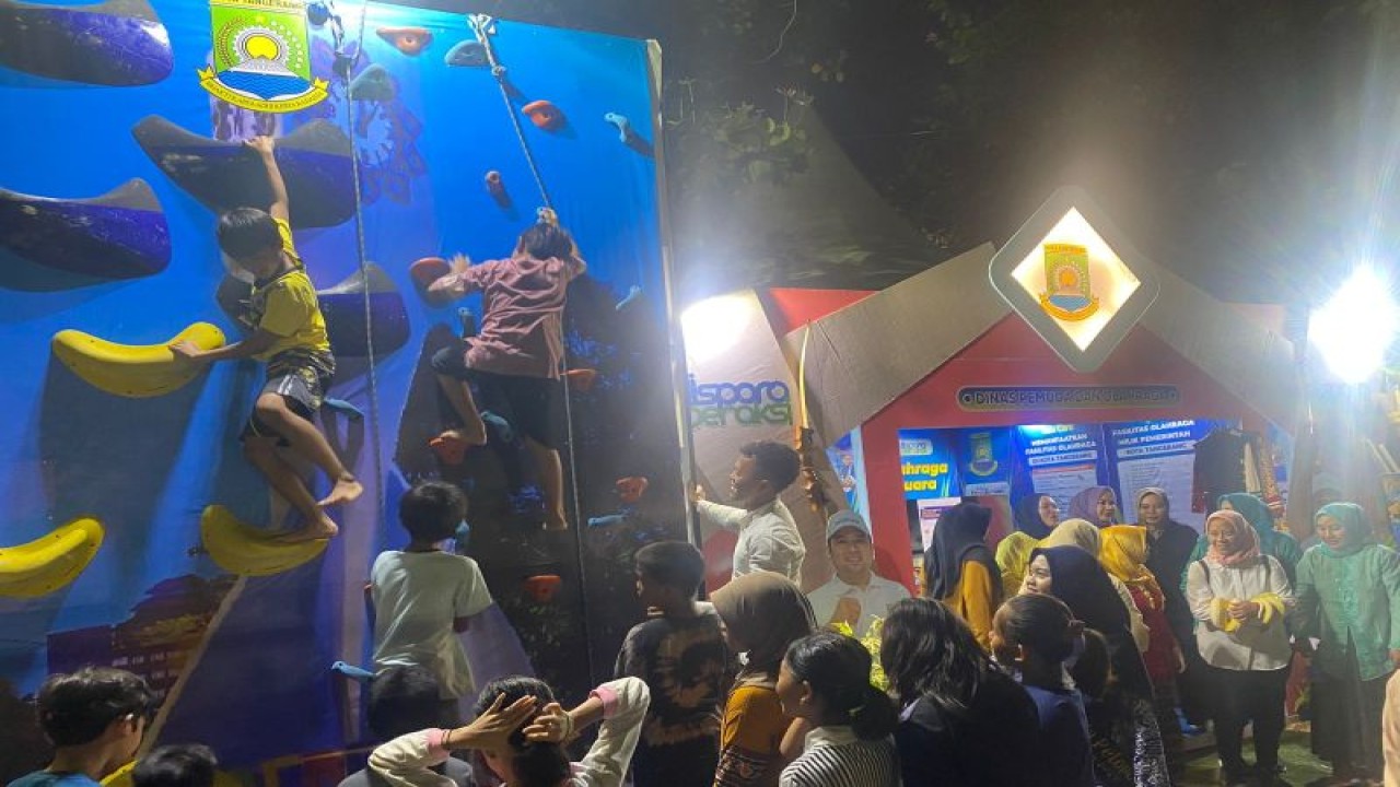 Antusias warga mencoba mini wall clambing yang disediakan Dispora di area Festival Cisadane. ANTARA/HO-Dispora