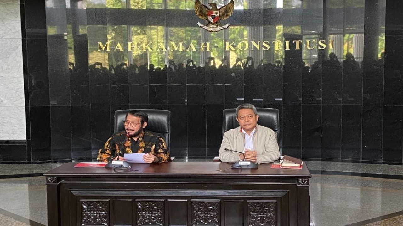 Mantan Ketua Mahkamah Konstitusi (MK) Anwar Usman (kiri) saat konferensi pers di Gedung MK RI Jakarta, Rabu (8/11/2023). (ANTARA/Fath Putra Mulya)