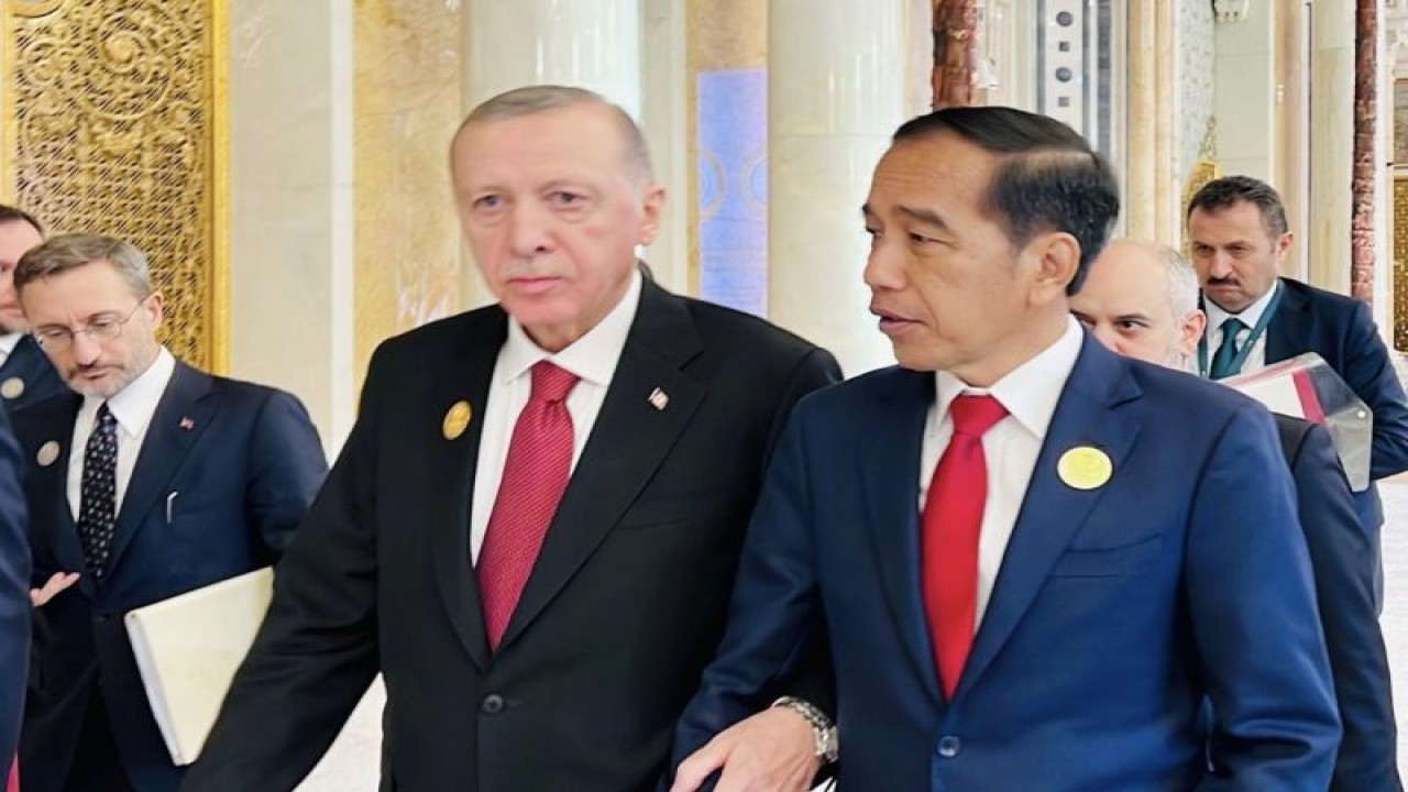 Presiden RI Joko Widodo dan Presiden Turki Recep Tayyip Erdogan saat menghadiri Konferensi Tingkat Tinggi (KTT) Luar Biasa Organisasi Kerja Sama Islam (OKI) di King Abdulaziz International Convention Center (KAICC), Riyadh, Arab Saudi, Sabtu (11/11/2023). (ANTARA/HO-Sekretariat Presiden)
