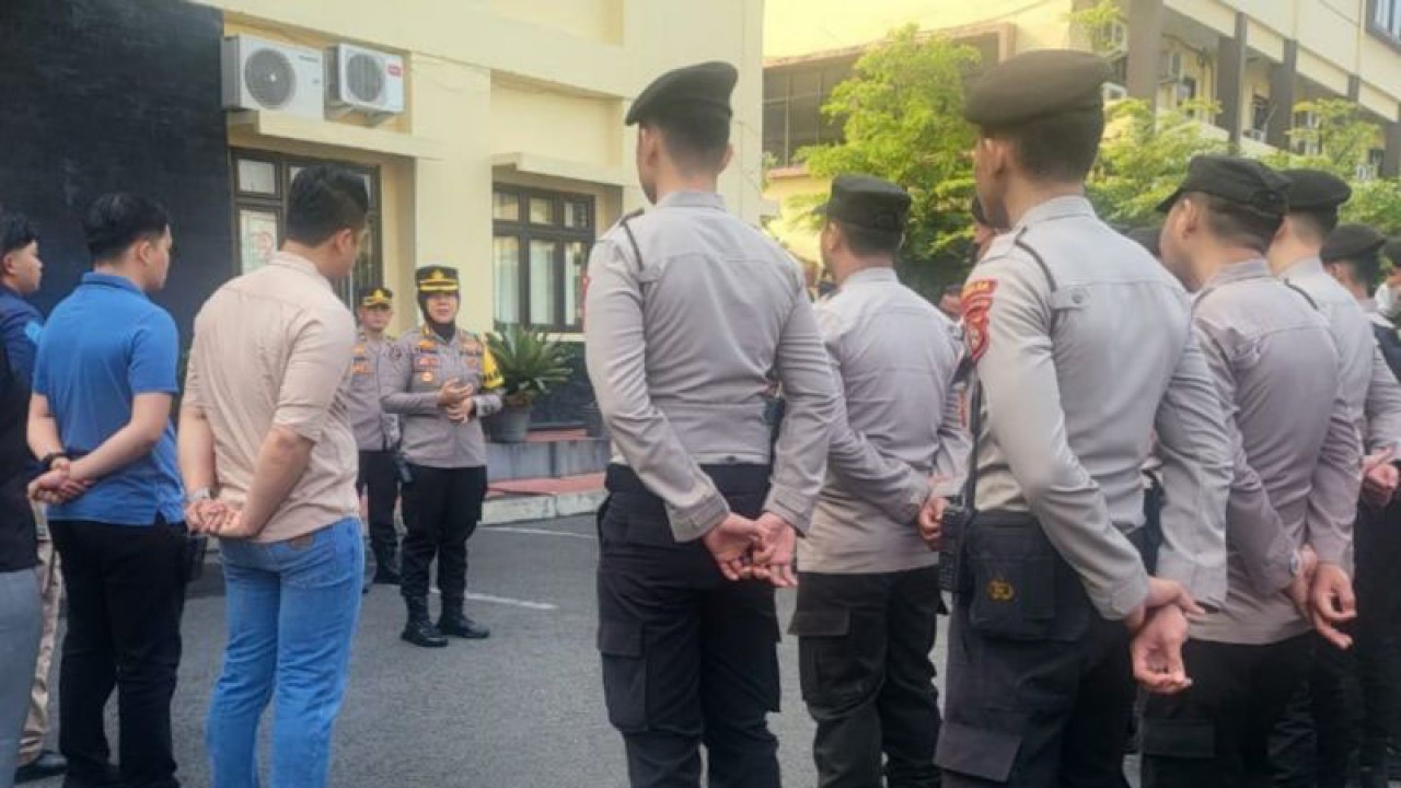 Aparat Kepolisian Daerah Sumatera Selatan melakukan pemeriksaan ruang tahanan Polda Sumsel, Selasa (21/11/2023). (ANTARA /HO/ Polda Sumsel)