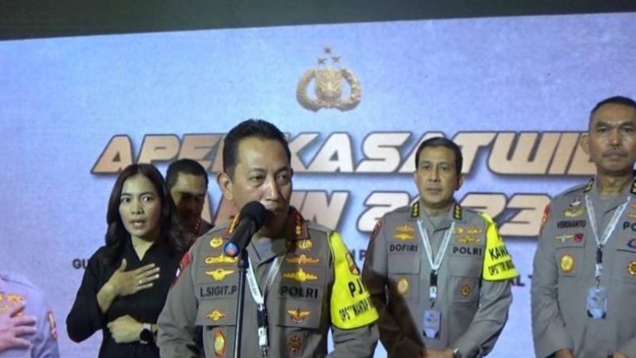 Kapolri Jenderal Pol. Listyo Sigit Prabowo memberikan keterangan kepada wartawan disela-sela kegiatan Apel Kasatwil 2023 di Jakarta, Rabu (1/11/2023). (ANTARA/Laily Rahmawaty)