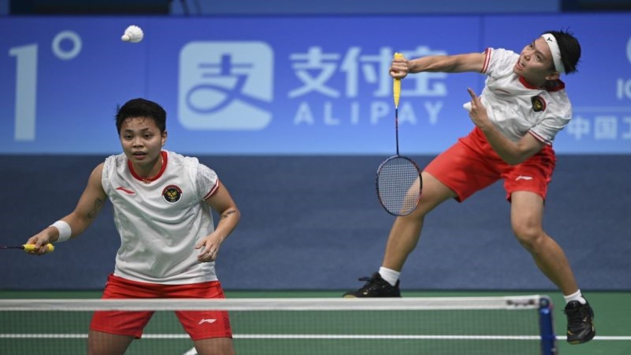 Arsip - Pebulu tangkis ganda putri Apriyani Rahayu (kiri) dan Siti Fadia Silva Ramadhanti (kanan) mengembalikan kok ke arah lawan Chen Qingchen dan Jia Yifan dalam perempatfinal beregu Asian Games 2022 di Binjiang Gymnasium, Hangzhou, China, Jumat (29/9/2023). ANTARA FOTO/M Risyal Hidayat/rwa.