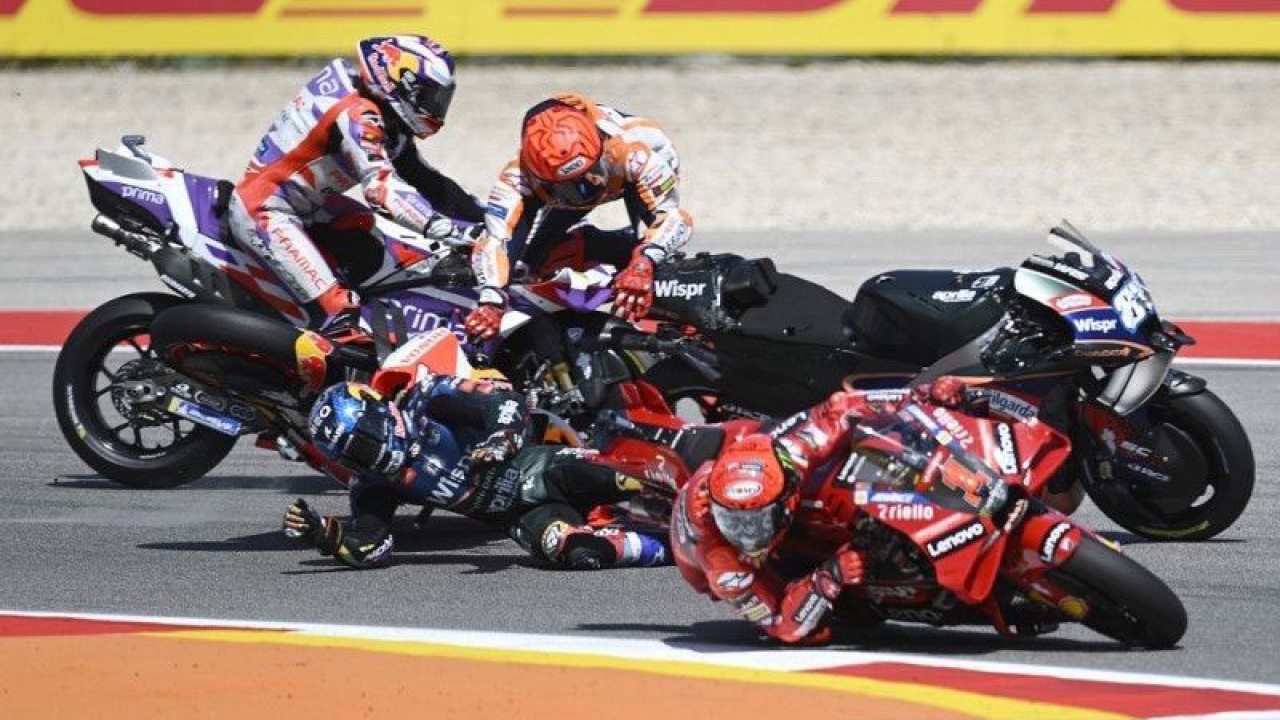 Arsip foto - Marc Marquez dari Honda Repsol (tengah, atas) terlibat crash dengan pebalap CryptoDATA RNF Miguel Oliveira (tengah, bawah) saat pebalap Lenovo Ducati Francesco Bagnaia (depan) menyalip keduanya di sela MotoGP Portugal di Sirkuit Internasional Algarve Portimao, Portugal (26/3/2023). (ANTARA/AFP/Patricia de Melo Moreira/aa.)