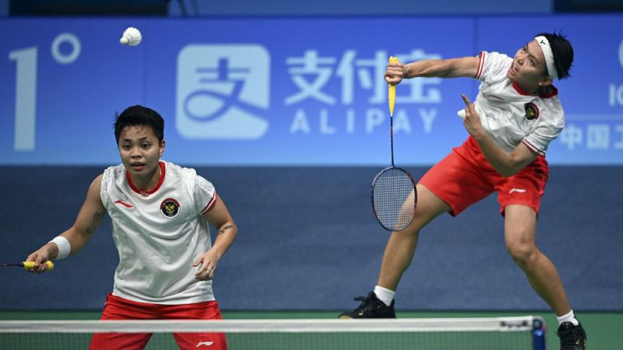 Arsip Foto - Pebulu tangkis ganda putri Apriyani Rahayu (kiri) dan Siti Fadia Silva Ramadhanti (kanan) mengembalikan kok ke arah lawan Chen Qingchen dan Jia Yifan dalam perempatfinal beregu Asian Games 2022 di Binjiang Gymnasium, Hangzhou, China, Jumat (29/9/2023). ANTARA FOTO/M Risyal Hidayat/rwa/am.