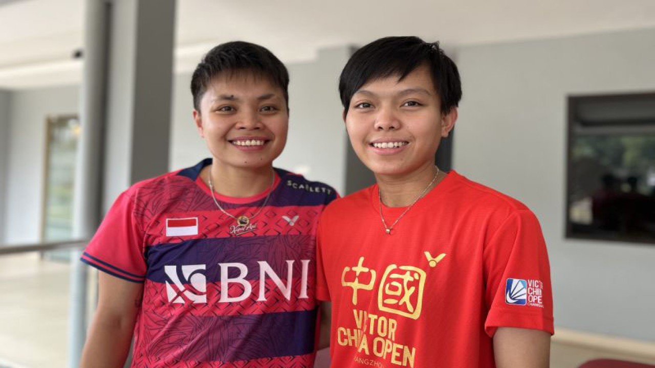 Pasangan ganda putri Indonesia Apriyani Rahayu/Siti Fadia Silva Ramadhanti saat dijumpai di Pelatnas PBSI Cipayung, Jakarta Timur, Rabu (20/9/2023). (ANTARA/Arnidhya Nur Zhafira)