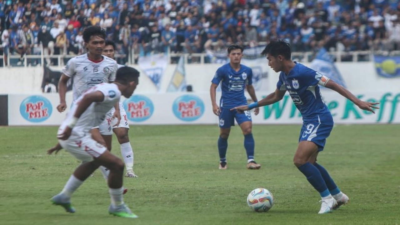 Pesepak bola PSIS Semarang Septian David Maulana (kanan) berusaha melewati hadangan pesepakbola Arema FC Hamdi Sula (kiri) dalam pertandingan BRI Liga 1 di Stadion Jatidiri, Semarang, Jawa Tengah, Rabu (9/8/2023). ANTARA FOTO/Makna Zaezar/aww.