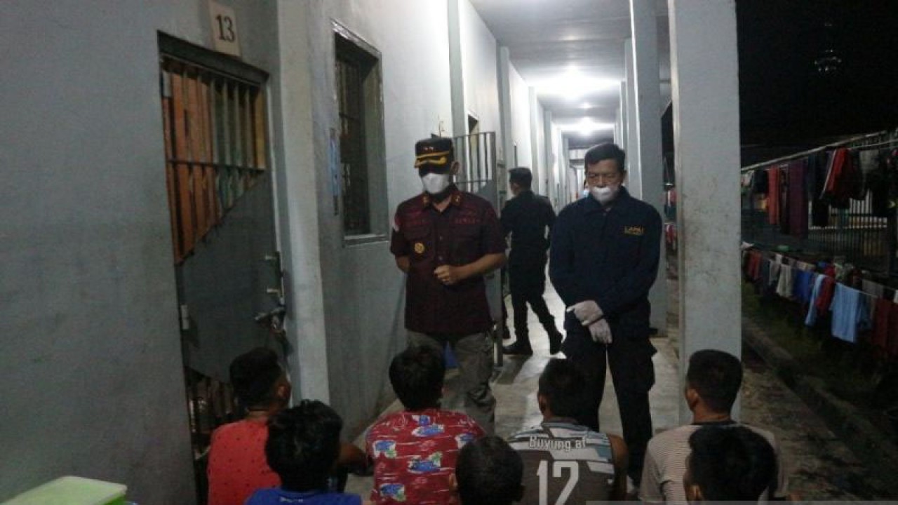 Kalapas dan tim Lapas Kelas IIB Argamakmur saat menggeledah kamar tahanan. ANTARA/HO Lapas Argamakmur