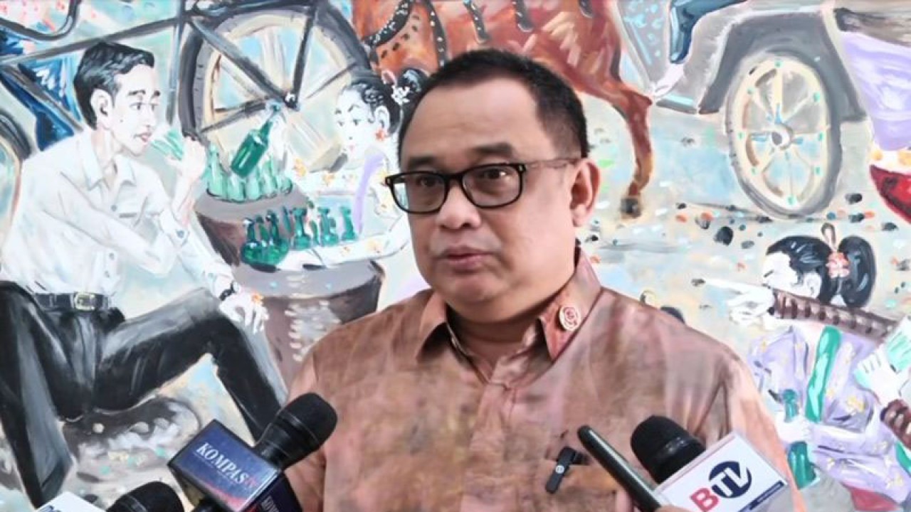 Koordinator Staf Khusus Presiden Ari Dwipayana memberikan keterangan di Jakarta, Kamis (23/11/2023). ANTARA/Rangga Pandu