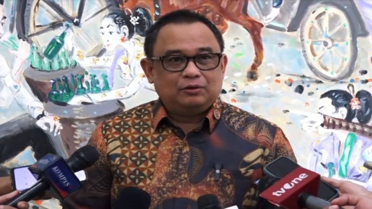 Koordinator Staf Khusus Presiden Ari Dwipayana saat menyampaikan keterangan kepada wartawan di Gedung Utama Kementerian Sekretariat Negara di Jakarta, Jumat (24/11/2023). ANTARA/Andi Firdaus.