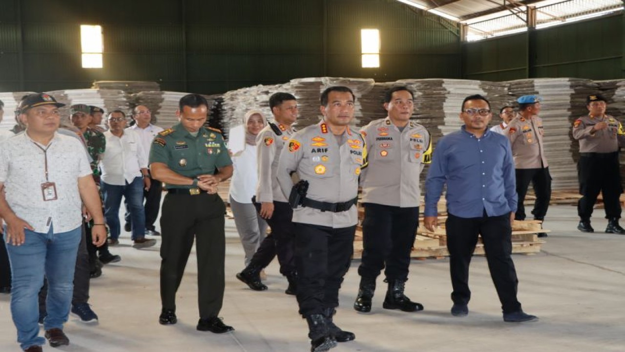 Kapolresta Cirebon Kombes Pol Arif Budiman saat melakukan pengecekan di gudang penyimpanan logistik Cirebon, Jawa Barat, Senin (30/10/2023). ANTARA/HO-Humas Polresta Cirebon.