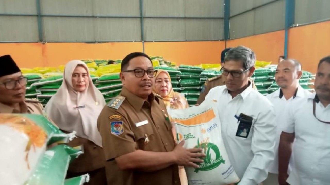 Penjabat Wali Kota Bengkulu Arif Gunadi saat meninjau ketersediaan beras di gudang Bulog Bengkulu. ANTARA/Anggi Mayasari