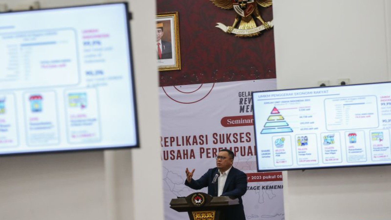 Staf Khusus Presiden Bidang Ekonomi Arif Budimanta memberikan paparan dalam acara seminar nasional Replikasi Sukses UMKM dan Koperasi Bagi Wirausaha Perempuan dan Pemuda Indonesia di Jakarta, Senin (27/11/2023). (ANTARA/Rivan Awal Lingga)