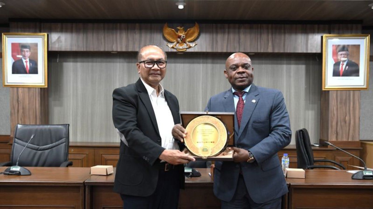 Sekretaris Kementerian Koperasi dan UKM Arif Rahman Hakim (kiri) bersama Sekjen D-8 Isiaka Abdulqadir Imam (kanan) saat audiensi di Jakarta. ANTARA/HO-Kemenkop UKM