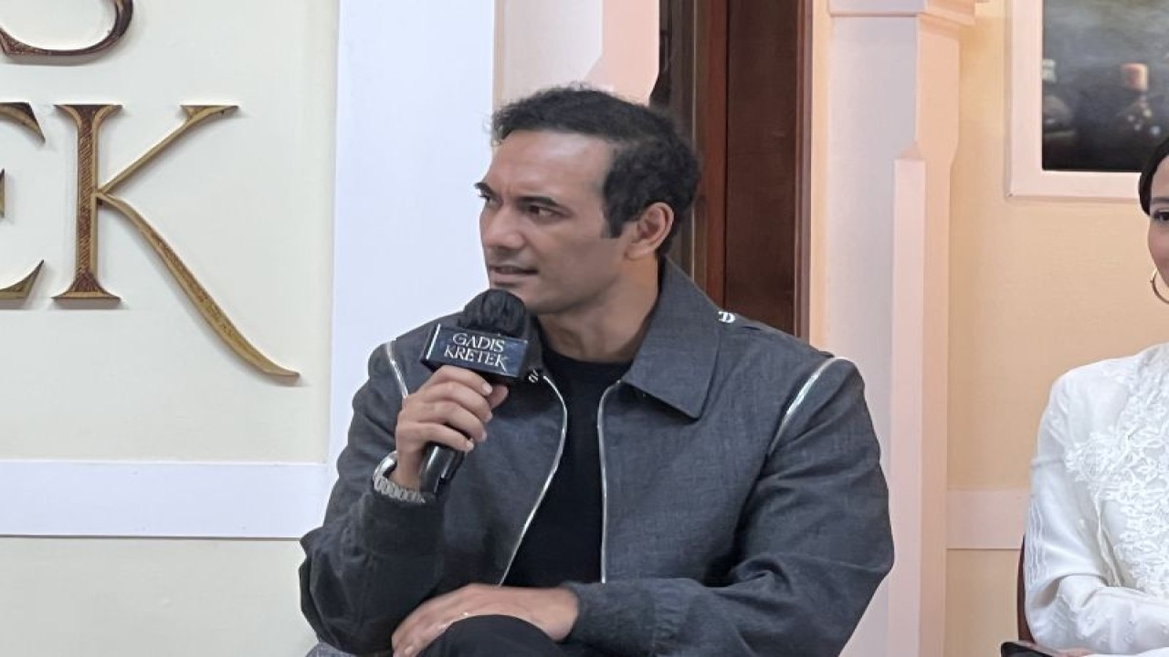Aktor Ario Bayu dalam Konferensi Pers "Gadis Kretek" di Jakarta, Rabu (1/11/2023). ANTARA/Putu Indah Savitri