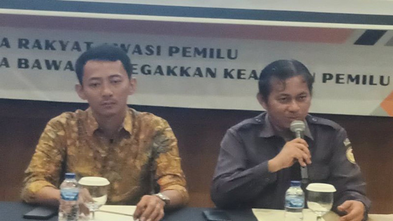 Ketua Bawaslu Kabupaten Sleman Arjuna Al Ichsan Siregar (kanan) dan Koordinator Divisi SDM Organisasi dan Diklat Ahmad Sidiq Wiratama pada sosialisasi dan publikasi pengawasan logistik Pemilu 2024 di Sleman, Selasa (28/11/2023). ANTARA/Victorianus Sat Pranyoto