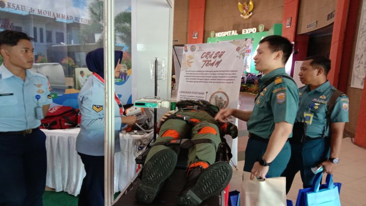 Petugas Rumah Sakit TNI AU Lanud Supadio memberikan keterangan terkait layanan kesehatan yang ada di RS tersebut kepada para pengunjung saat Hospital Expo 2023, di Pontianak, Selasa (14/11/2023). (ANTARA/Ira Kristina)