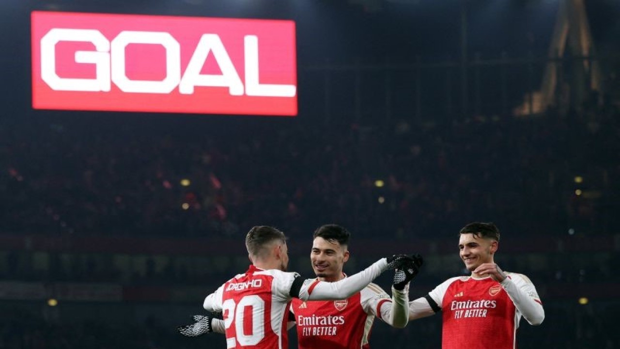 Gelandang Arsenal Jorginho merayakan gol keenam timnya pada pertandingan Grup B Liga Champions melawan Lens, yang dimainkan di Stadion Emirates, London, Rabu (29/11/2023). (ANTARA/AFP/ADRIAN DENNIS)