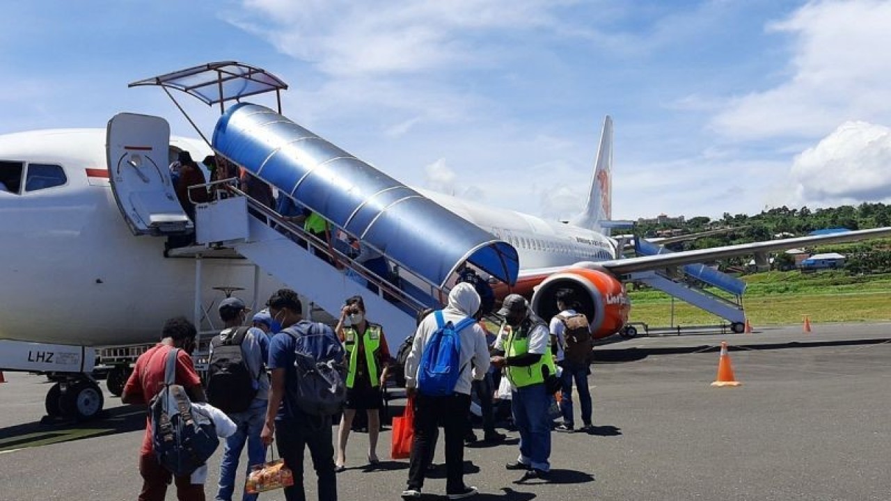 Arsip foto-Penumpang bergegas menaiki angkutan udara di Bandara Rendani Manokwari, Papua Barat. (ANTARA/Fransiskus Salu Weking)