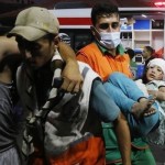 Arsip - Petugas medis membawa korban serangan Israel ke sebuah rumah sakit di Gaza. (Anadolu)-1700033325