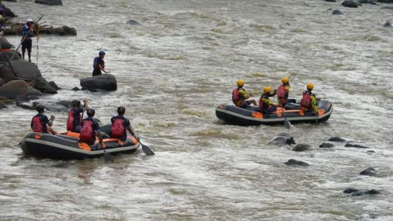 Ilustrasi - Arung Jeram di Batang Sinamar Kecamatan Lintau Buo Utara.  (ANTARA/HO-Pemkab Tanah Datar)