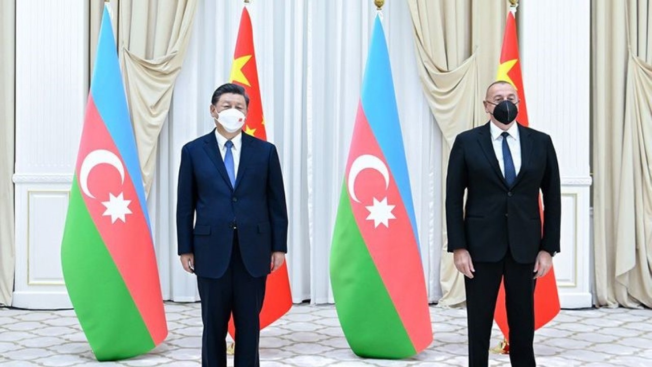 Arsip - Presiden China Xi Jinping bertemu dengan Presiden Azerbaijan Ilham Aliyev (kiri) di Kompleks Forumlar Majmuasi di Samarkand, Uzbekistan )15/9/2022). ANTARA/XINHUA/Zhai Jianlan/aa. (ANTARA/Xinhua/Zhai Jianlan)