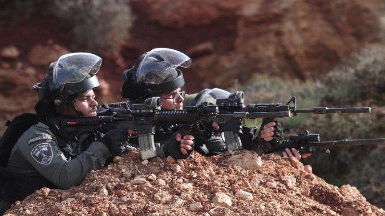 Arsip - Polisi perbatasan Israel bersiaga memegang senjata mereka dalam bentrokan dengan para pengunjuk rasa Palestina di Desa Beit Dajan di timur Kota Nablus, Tepi Barat, Jumat (18/12/2020), menyusul aksi protes yang menentang perluasan permukiman Yahudi. (ANTARA FOTO/Xinhua/Nidal Eshtayeh/pras.)