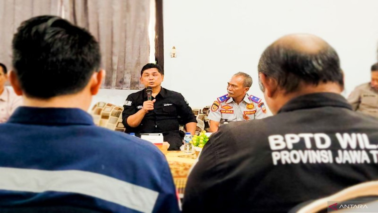 General Manajer PT ASDP Indonesia Ferry Cabang Ketapang Syamsudin saat sosialisasi tarif pelabuhan dan tiket terpadu penyeberangan Pelabuhan Jangkar Situbondo, Jatim. Rabu (8/11/2023) ANTARA/Novi Husdinariyanto