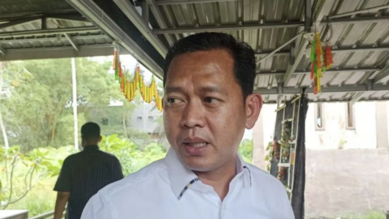 Direskrimum Polda Riau Kombes Pol Asep Darmawan saat diwawancarai terkait proses hukum ledakan di PT KPI RU II Dumai. (ANTARA/Annisa Firdausi)