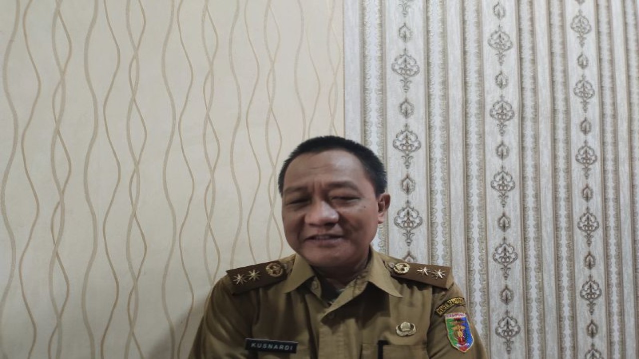 Asisten Perekonomian dan Pembangunan Provinsi Lampung Kusnardi saat memberi keterangan. ANTARA/Ruth Intan Sozometa Kanafi.