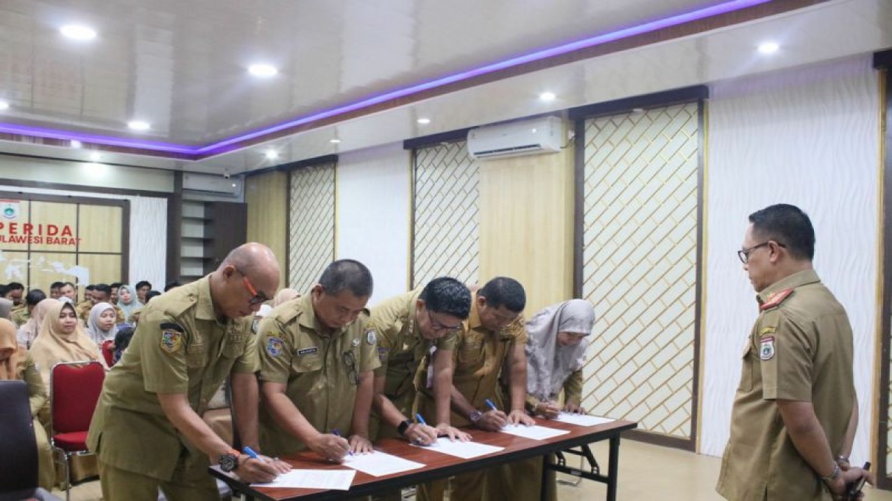 Sejumlah ASN melakukan penandatanganan ikrar netralitas pada Pemilu 2024, Senin (27/11). (ANTARA/HO/Diskominfo Sulbar)