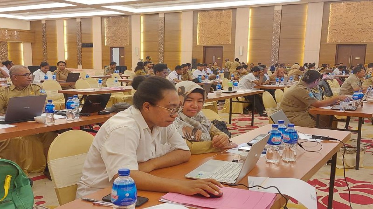 ASN Kabupaten Sorong, Papua Barat Daya mengikuti bimbingan teknis optimalisasi kinerja ASN berbasis digitalisasi di Aimas, Selasa (28/11) (ANTARA/Yuvensius Lasa Banafanu)