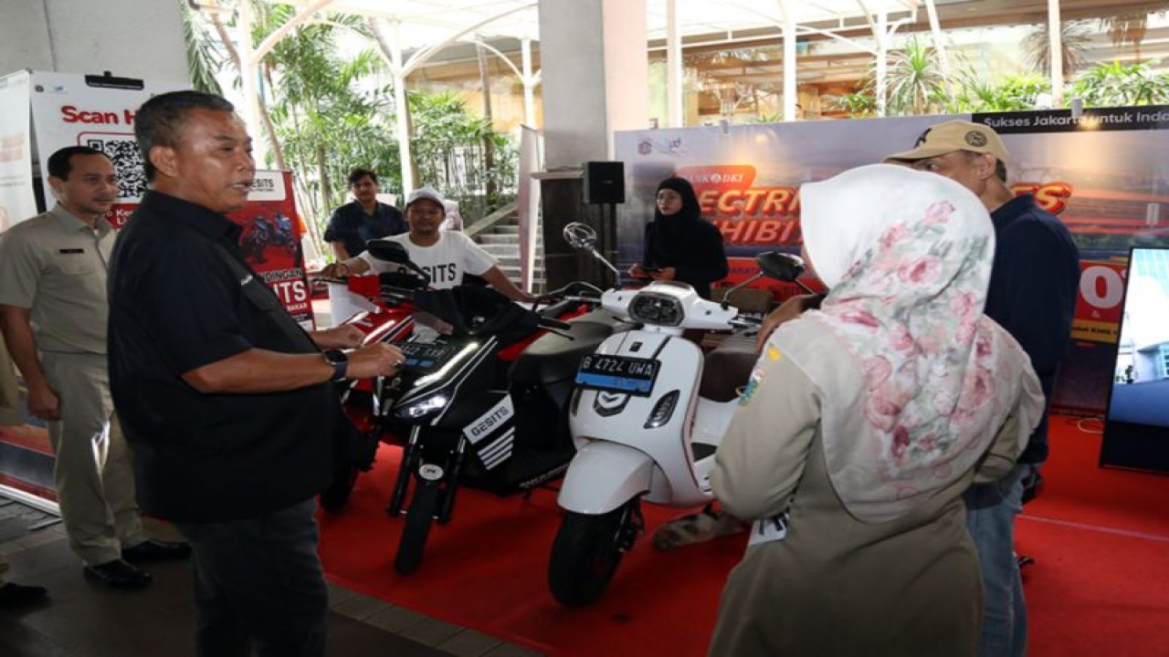 Ketua DPRD Provinsi DKI Jakarta Prasetyo Edi Marsudi saat berada di pameran kendaraan listrik Balai Kota, Jakarta, Rabu (22/10/2023). ANTARA/HO-DPRD DKI