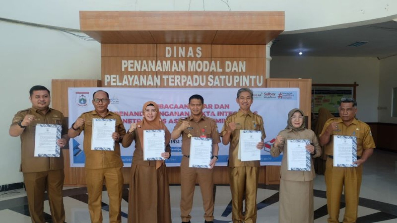 Kepala Dinas Penanaman Modal dan Pelayanan Terpadu Satu Pintu (DPM-PTSP) Provinsi Sulbar Habibi Azis (tengah) usai pengucapan ikrar dan penandatanganan pakta integritas netralitas ASN dan non-ASN pada Pemilu 2024, Senin (6/11/2023). (ANTARA/HO/Diskominfo Sulbar)