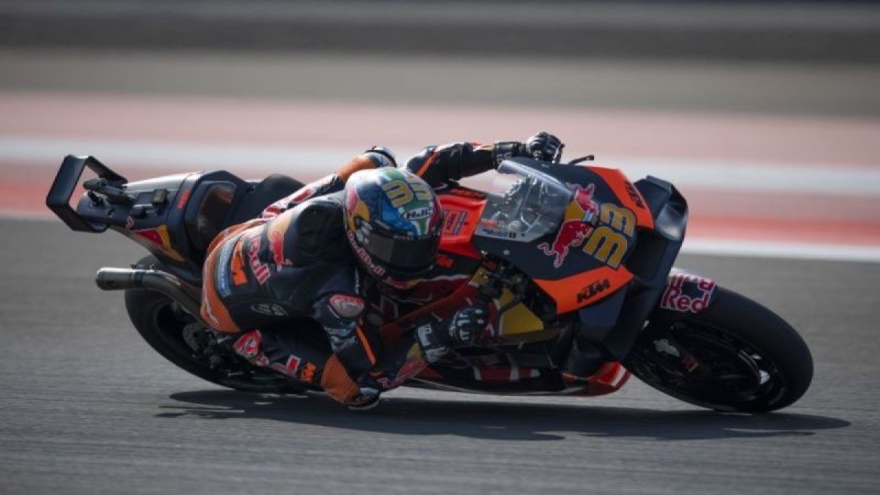 Pembalap Red Bull KTM Factory Racing Brad Binder memacu kecepatan pada sesi latihan bebas 2 MotoGP seri ke-15 di Pertamina Mandalika International Street Circuit, Lombok Tengah, NTB, Jumat (13/10/2023). (ANTARA FOTO/Wahyu Putro A/aww.)