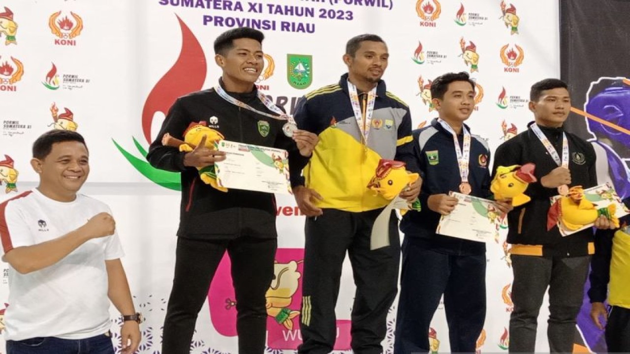 Ketua Umum KONI Provinsi Jambi Budi Setiawan saat bersama atlet Jambi yang raih medali di Porwil se-Sumatera 2023, sebagai babak prakualifikasi PON.(ANTARA/Ho/Humas KONIJambi)