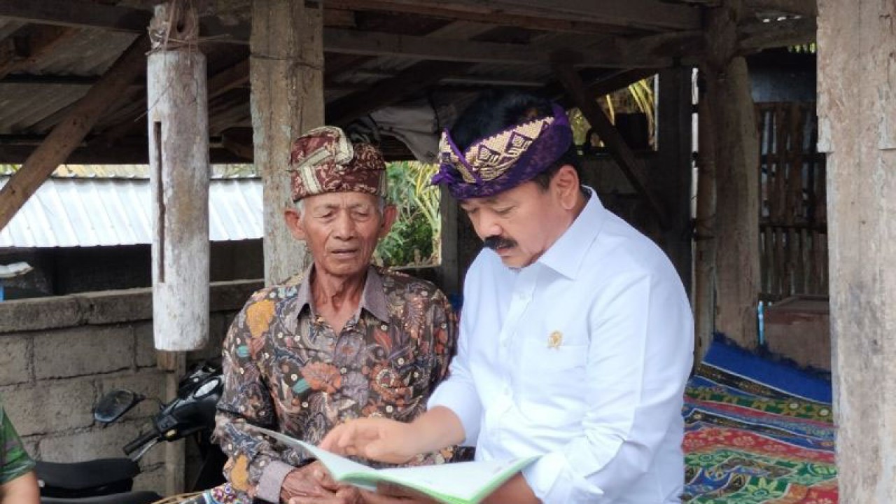 Menteri Agraria dan Tata Ruang/Kepala Badan Pertanahan Nasional (ATR/BPN) Hadi Tjahjanto menyerahkan sertifikat program Pendaftaran Tanah Sistematis Lengkap (PTSL) kepada masyarakat di Kabupaten Tabanan, Bali, Senin (6/11/2023). ANTARA/Aji Cakti