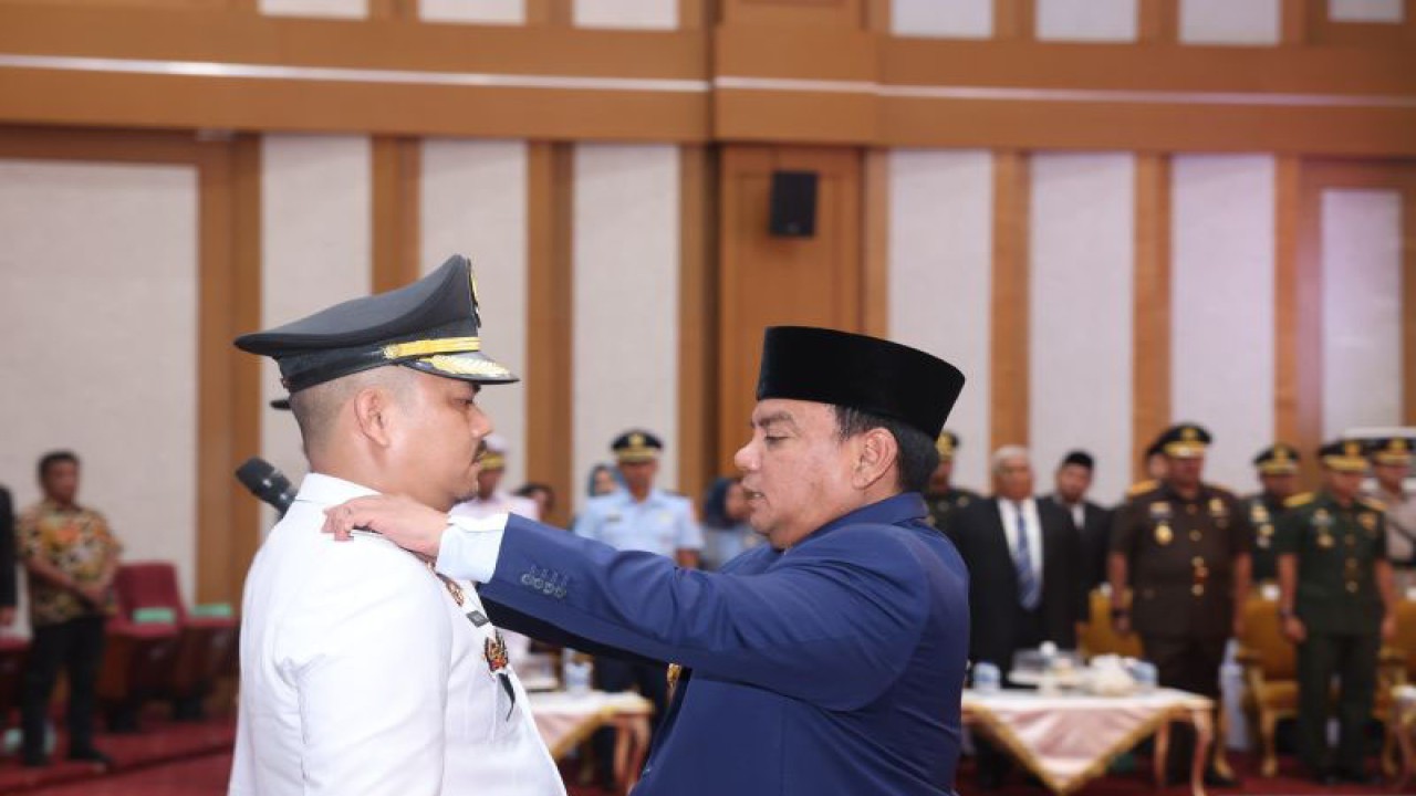 Pj Gubernur Sultra Komjen (Pol) Andap Budhi Revianto saat melantik Bupati Koltim definitif Abdul Azis. (Antara/La Ode Muh Deden Saputra)