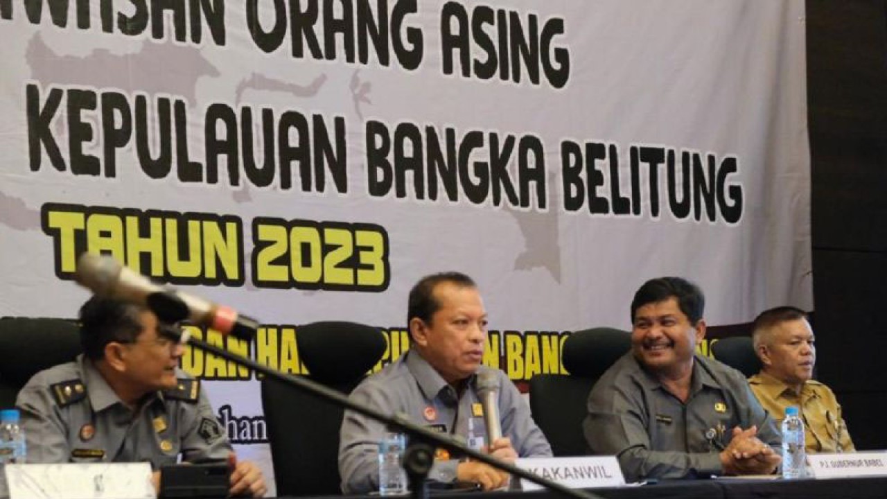 Kepala Kanwil Kemenkumham Kepulauan Babel Harun Sulianto (tengah) saat membuka rakor penguatan Timpora di Pangkalpinang, Rabu (1/11/2023). ANTARA/HO-Humas Kemenkumham Babel.