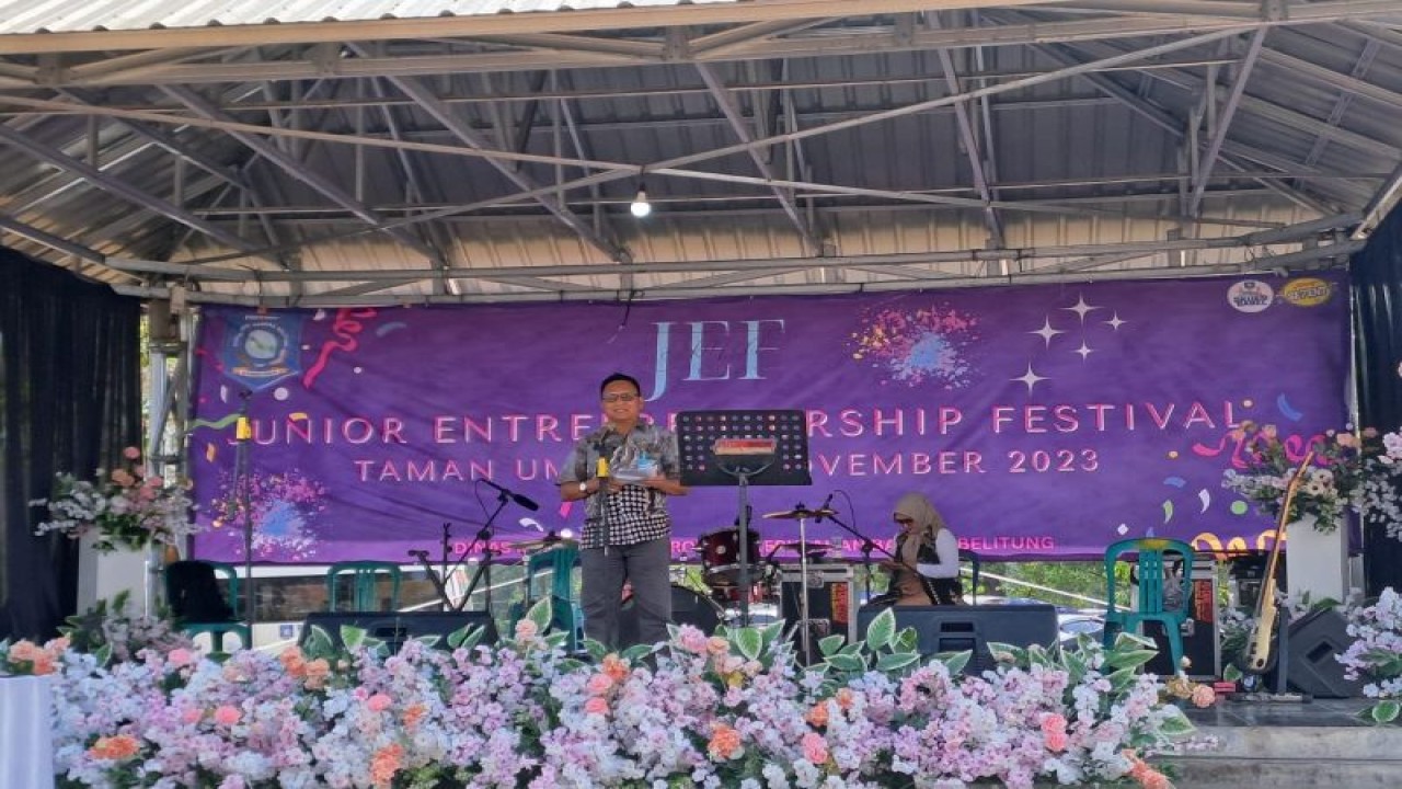 Staf Ahli SDM Pemprov Kepulauan Babel Sunardi usai membuka junior entrepreneurship festival pelajar se-Pulau Bangka di Pangkalpinang, Kamis (2/11/2023) (ANTARA/ HO-Aprionis)