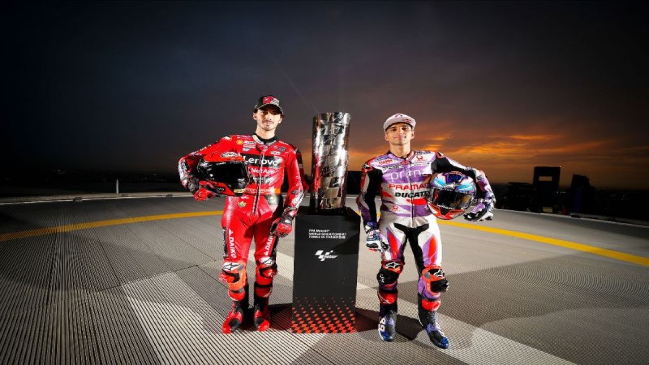 Francesco Bagnaia dan Jorge Martin berpose dengan piala juara dunia MotoGP musim 2023 jelang MotoGP Qatar di Sirkuit Lusail, 17-19 November 2023. (ANTARA/HO/MotoGP)