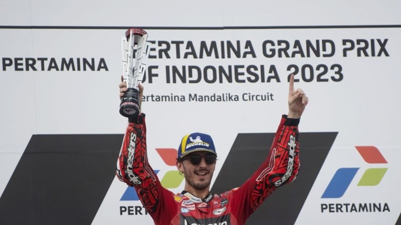 Arsip - Pembalap Ducati Lenovo Team Francesco Bagnaia mengangkat trofi juara pertama di podium seusai balapan MotoGP seri ke-15 di Pertamina Mandalika International Street Circuit, Lombok Tengah, NTB, Minggu (15/10/2023). ANTARA FOTO/Wahyu Putro A/nz/aa.