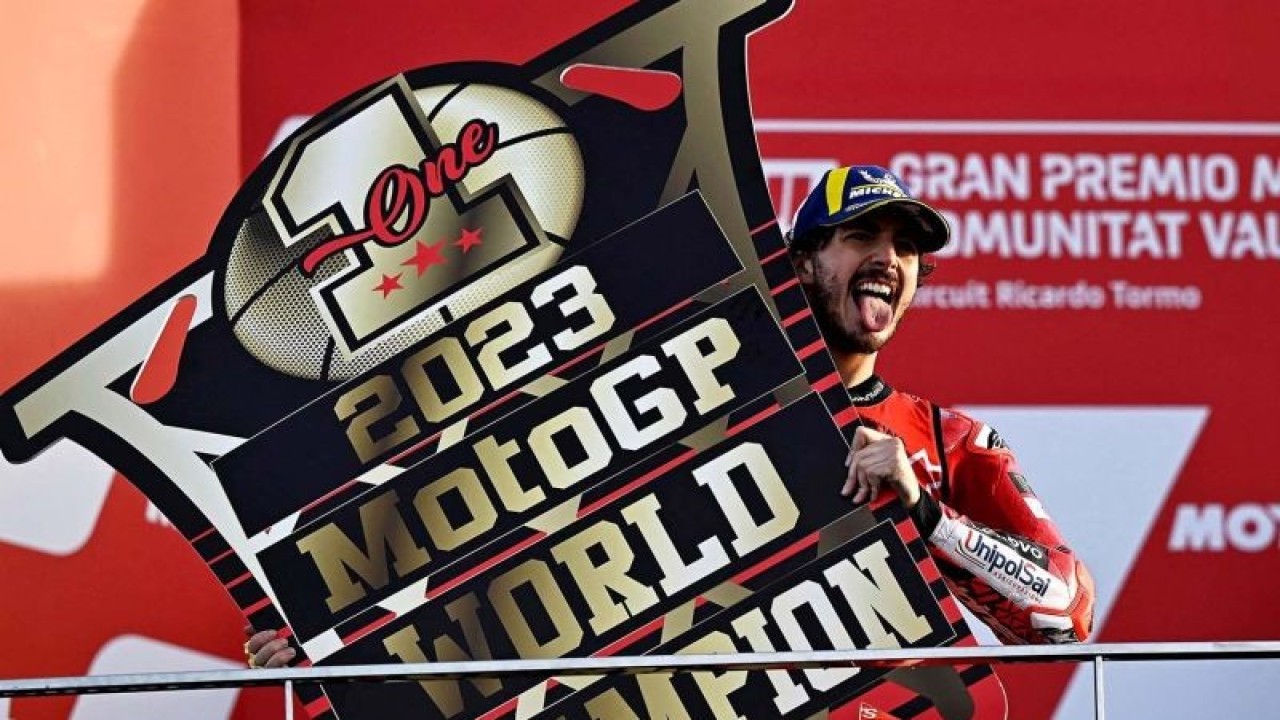 Pembalap Ducati Lenovo Team Francesco Bagnaia merayakan kemenangan di podium seusai balapan seri terakhir 2023 Valencia GP di Circuit Recardo Tormo, Spanyol (26/11/2023). Kemenangan tersebut sekaligus mengantarkan Pecco sebagai juara dunia MotoGP 2023. ANTARA FOTO/REUTERS/Pablo Morano/aww.