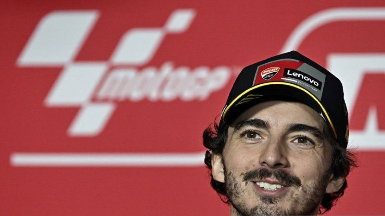 Pembalap Ducati Italia Francesco Bagnaia mengadakan konferensi pers, pada 23 November 2023 di arena pacuan kuda Ricardo Tormo di Cheste, jelang Grand Prix MotoGP Valencia. ANTARA/JAVIER SORIANO / AFP/pri.