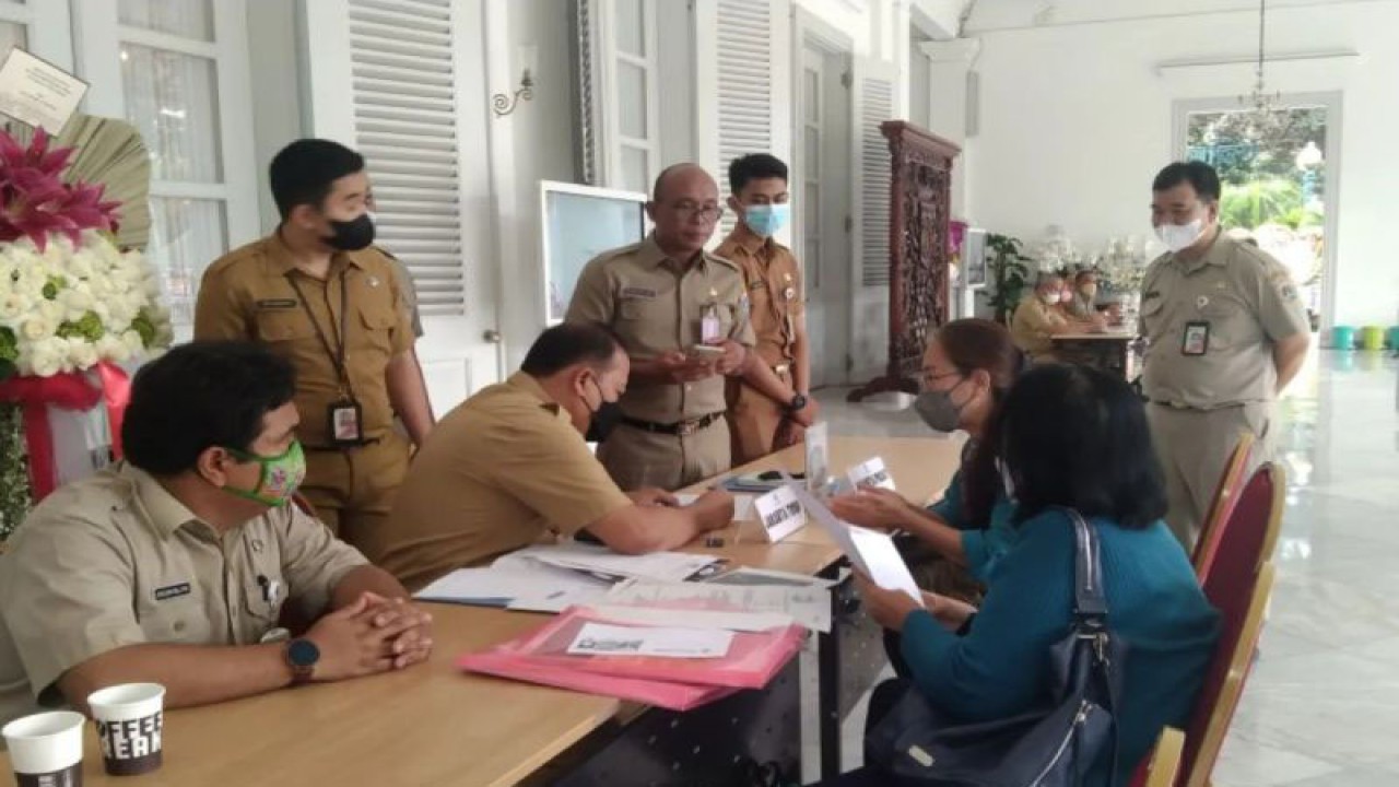 Arsip warga menyampaikan pengaduan di Balai Kota Jakarta, Selasa (18/10/2022). ANTARA/Dewa Ketut Sudiarta Wiguna