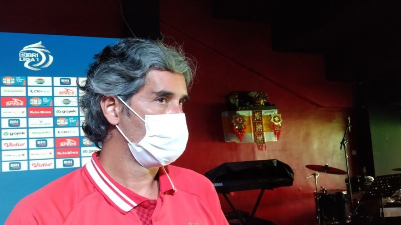 Pelatih Kepala Bali United Stefano Cugurra diwawancarai wartawan di Stadion Kapten I Wayan Dipta Kabupaten Gianyar, Bali, Minggu (29/10/2023) ANTARA/Dewa Ketut Sudiarta Wiguna
