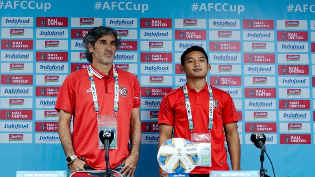 Pelatih Kepala Bali United Stefano Cugurra (kiri) bersama pemain Bali United Kadek Agung dalam sesi jumpa pers H-1 laga Piala AFC 2023/2024 di Stadion Kapten I Wayan Dipta, Gianyar, Bali, Selasa (7/11/2023) ANTARA/HO-Bali United