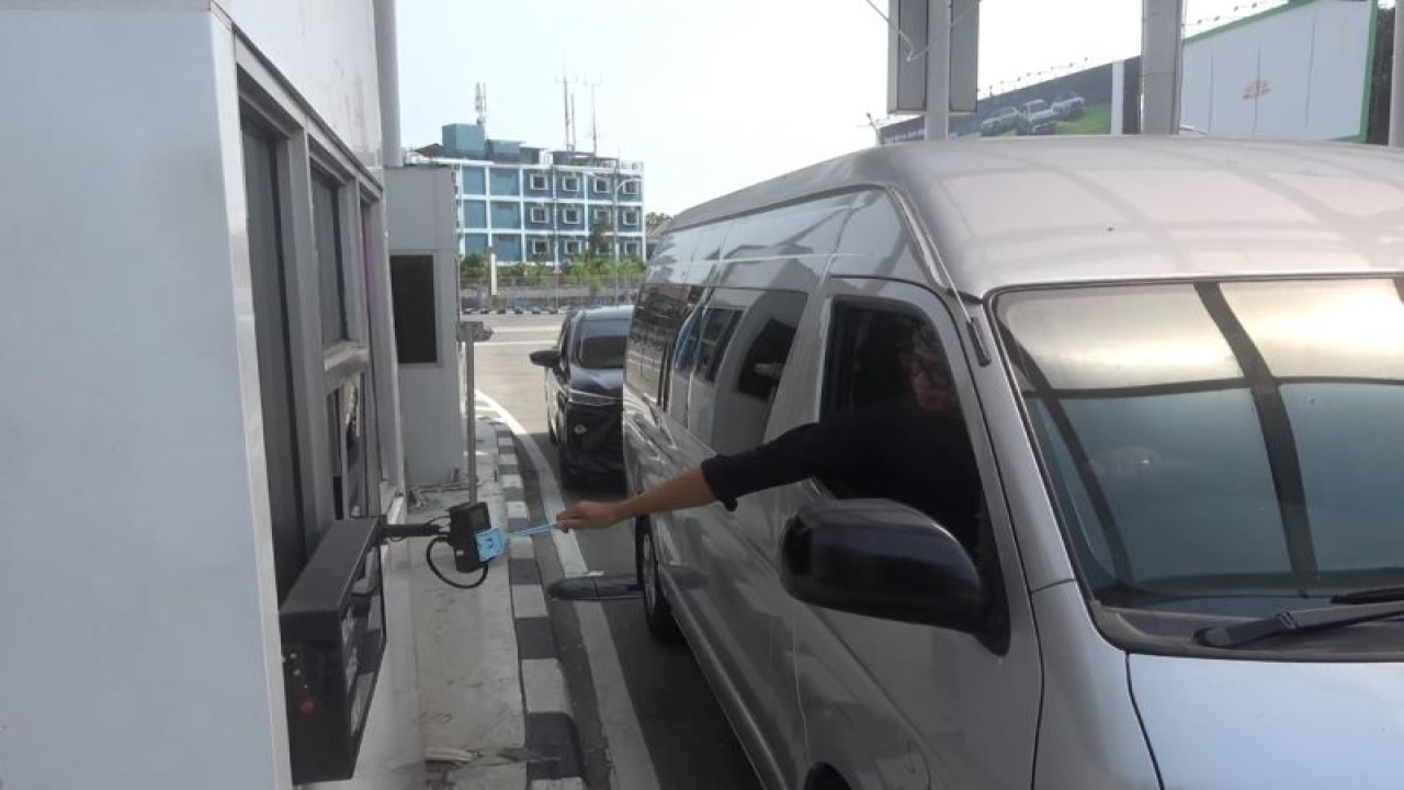 Dokumentasi pengguna Bandara I Gusti Ngurah Rai saat menggunakan kartu uang elektronik untuk pembayaran parkir di Denpasar, Bali, Kamis (23/11/2023). ANTARA/Ni Putu Putri Muliantari