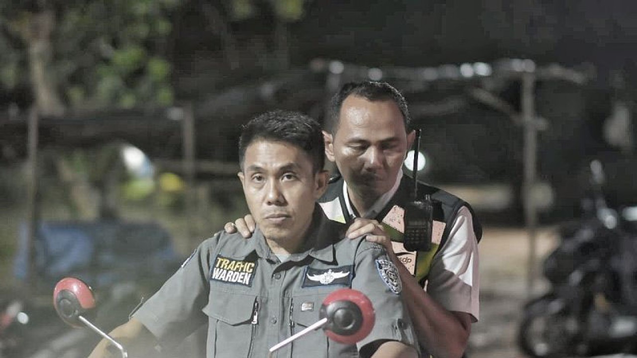 Kepala Bidang Perhubungan Dinas Perkimhub Kabupaten Bangka Barat Juswardi memantau arus mudik di Pelabuhan Tanjungkalian Mentok, beberapa bulan lalu. (ANTARA/ Donatus Dasapurna)